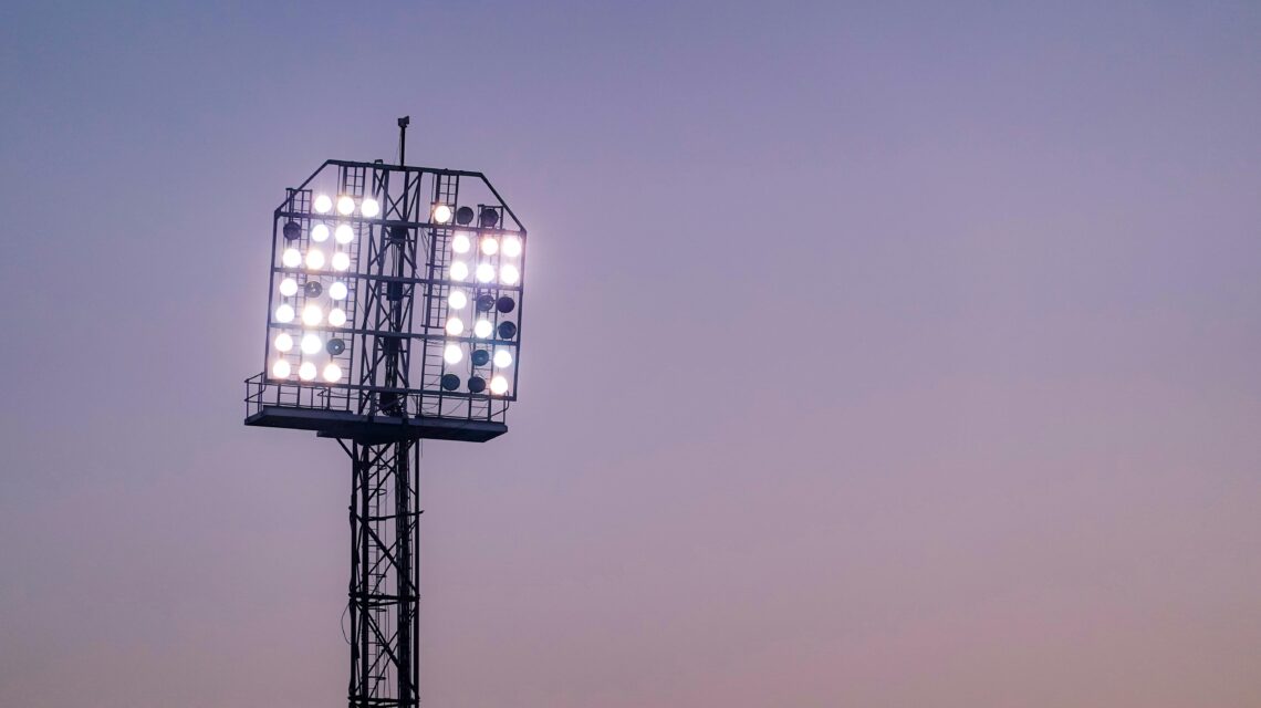 Torre de iluminação com energia solar