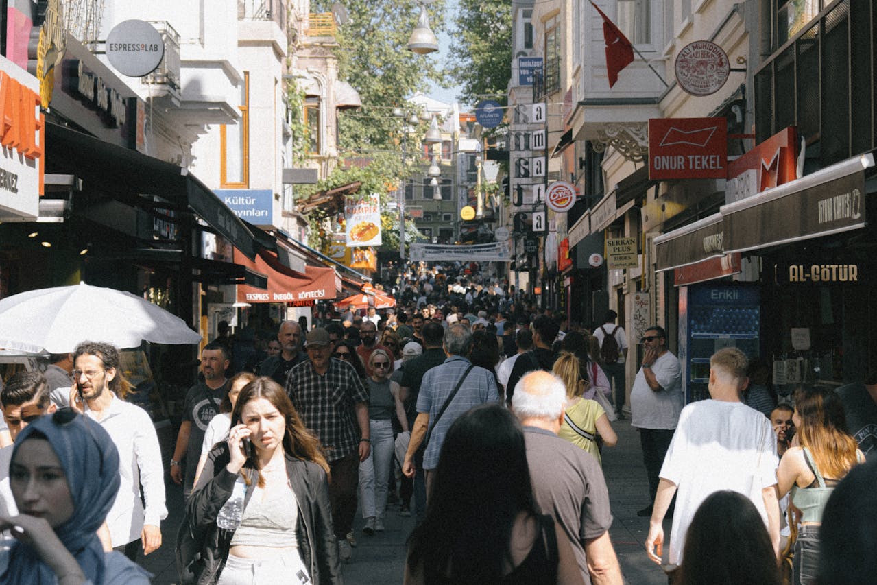 O que considerar ao viajar para cidades com forte turismo local 1